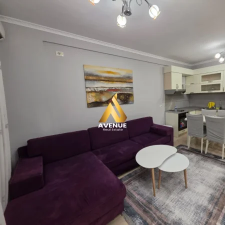 Tirane, jepet me qera apartament 2+1+Ballkon Kati 8, 90 m² 500 € (3 deshmoret)