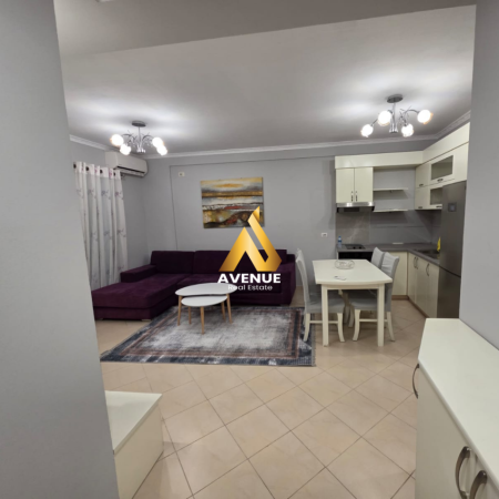 Tirane, jepet me qera apartament 2+1+Ballkon Kati 8, 90 m² 500 € (3 deshmoret)