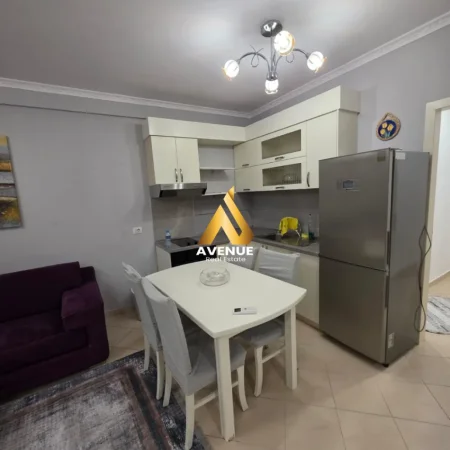 Tirane, jepet me qera apartament 2+1+Ballkon Kati 8, 90 m² 500 € (3 deshmoret)