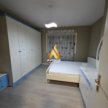 Tirane, jepet me qera apartament 2+1+Ballkon Kati 8, 90 m² 500 € (3 deshmoret)