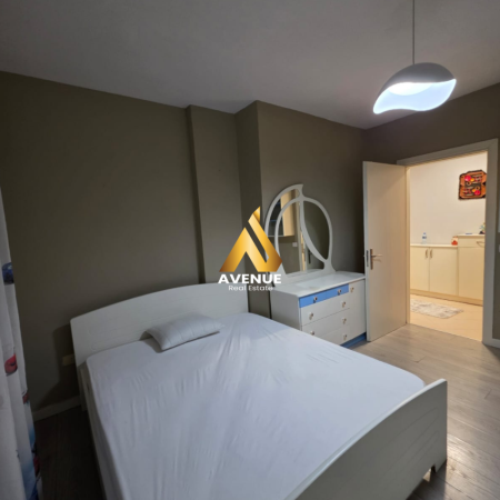 Tirane, jepet me qera apartament 2+1+Ballkon Kati 8, 90 m² 500 € (3 deshmoret)