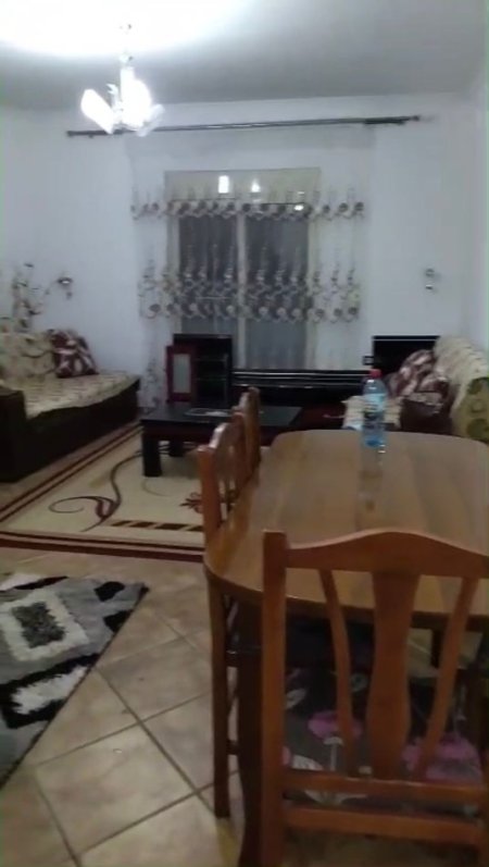 Tirane, jepet me qera apartament 1+1 Kati 3, 300 € (Fresk)