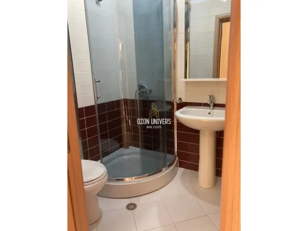 Tirane, jepet me qera apartament 2+1+Ballkon Kati 4, 94 m² 700 € (rruga e barrikadave)