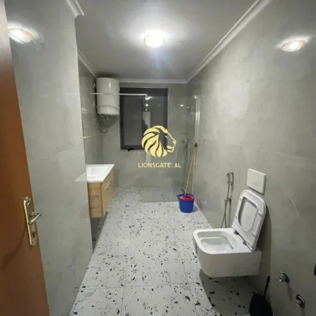 Tirane, jepet me qera apartament 2+1+Ballkon Kati 2, 120 m² 700 € (Tek bar kafe europa)