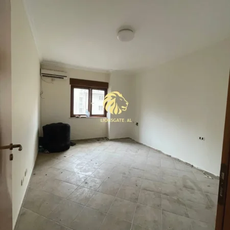 Tirane, jepet me qera apartament 2+1+Ballkon Kati 2, 120 m² 700 € (Tek bar kafe europa)