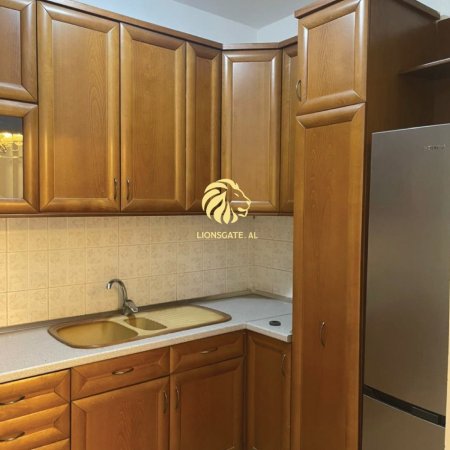 Tirane, jepet me qera apartament 2+1+Ballkon Kati 2, 120 m² 700 € (Tek bar kafe europa)