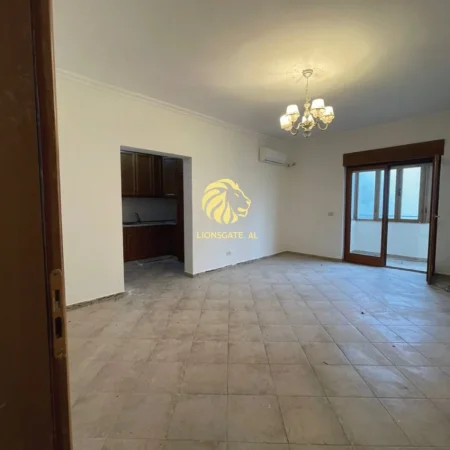 Tirane, jepet me qera apartament 2+1+Ballkon Kati 2, 120 m² 700 € (Tek bar kafe europa)