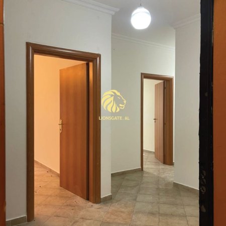 Tirane, jepet me qera apartament 2+1+Ballkon Kati 2, 120 m² 700 € (Tek bar kafe europa)
