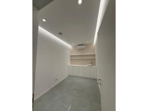 Tirane, jepet me qera ambjent biznesi Kati 2, 131 m² 1.700 € (Jordan Misja - Kompleksi Panorama prane hipotekes)