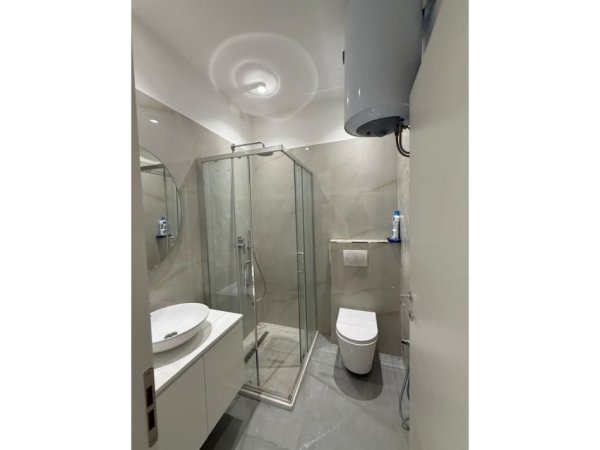 Tirane, jepet me qera ambjent biznesi Kati 2, 131 m² 1.700 € (Jordan Misja - Kompleksi Panorama prane hipotekes)