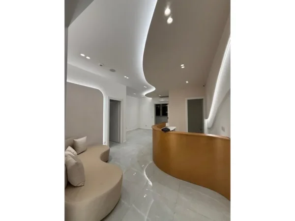 Tirane, jepet me qera ambjent biznesi Kati 2, 131 m² 1.700 € (Jordan Misja - Kompleksi Panorama prane hipotekes)