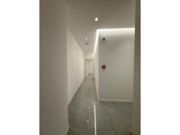 Tirane, jepet me qera ambjent biznesi Kati 2, 131 m² 1.700 € (Jordan Misja - Kompleksi Panorama prane hipotekes)