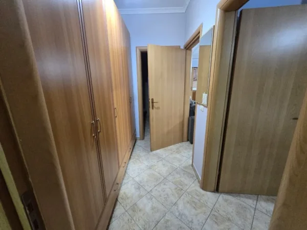 Tirane, jepet me qera apartament 2+1+Ballkon Kati 4, 129 m² 700 € (RRUGA KAVAJES)