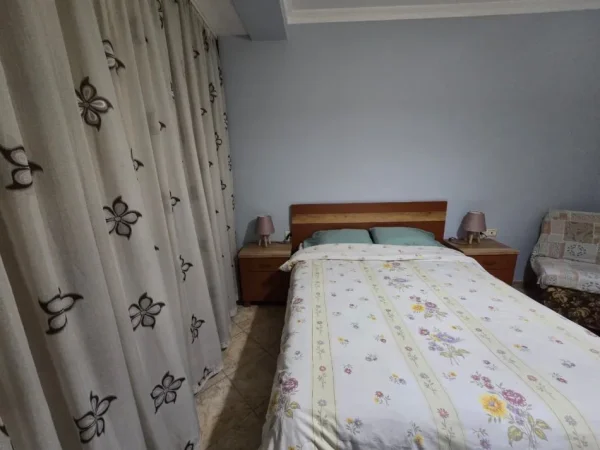 Tirane, jepet me qera apartament 2+1+Ballkon Kati 4, 129 m² 700 € (RRUGA KAVAJES)