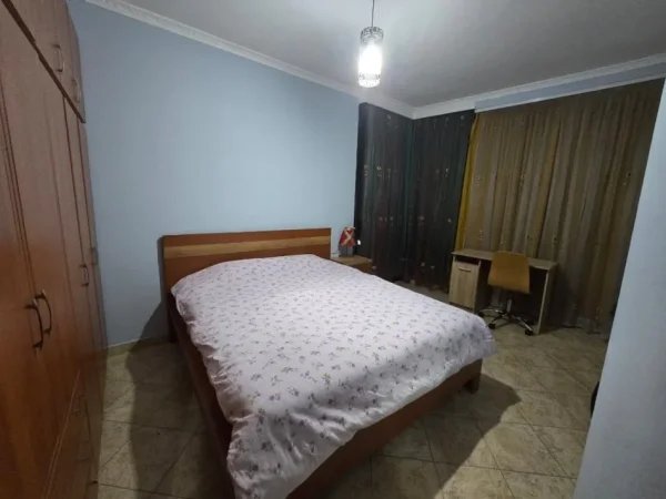 Tirane, jepet me qera apartament 2+1+Ballkon Kati 4, 129 m² 700 € (RRUGA KAVAJES)