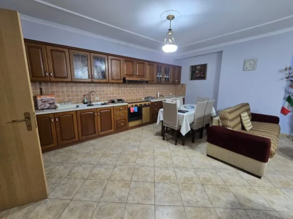 Tirane, jepet me qera apartament 2+1+Ballkon Kati 4, 129 m² 700 € (RRUGA KAVAJES)