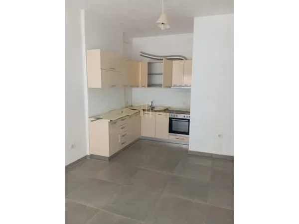Tirane, jepet me qera 2+1 , 102 m² 500 € (5 Maj)