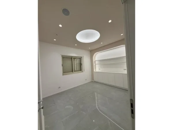 Tirane, jepet me qera ambjent biznesi Kati 2, 131 m² 1.700 € (JORDAN MISJA)