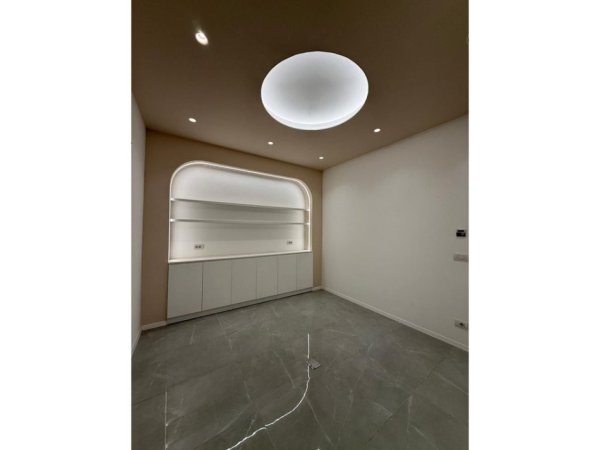 Tirane, jepet me qera ambjent biznesi Kati 2, 131 m² 1.700 € (JORDAN MISJA)