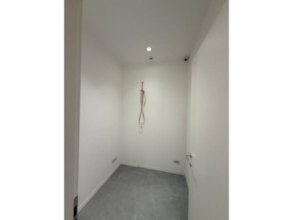 Tirane, jepet me qera ambjent biznesi Kati 2, 131 m² 1.700 € (JORDAN MISJA)