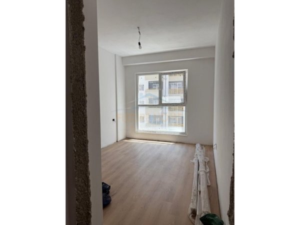 Tirane, jepet me qera ambjent biznesi Kati 4, 65 m² 450 € (LAPRAKE)
