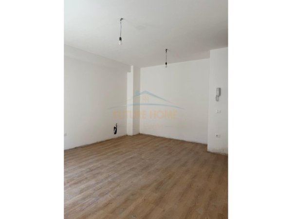 Tirane, jepet me qera ambjent biznesi Kati 4, 65 m² 450 € (LAPRAKE)