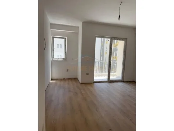 Tirane, jepet me qera ambjent biznesi Kati 4, 65 m² 450 € (LAPRAKE)