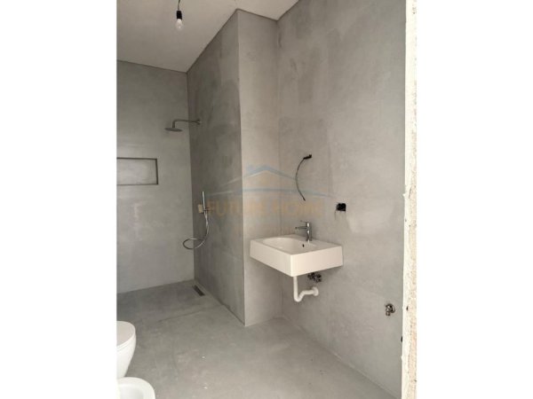 Tirane, jepet me qera ambjent biznesi Kati 4, 65 m² 450 € (LAPRAKE)