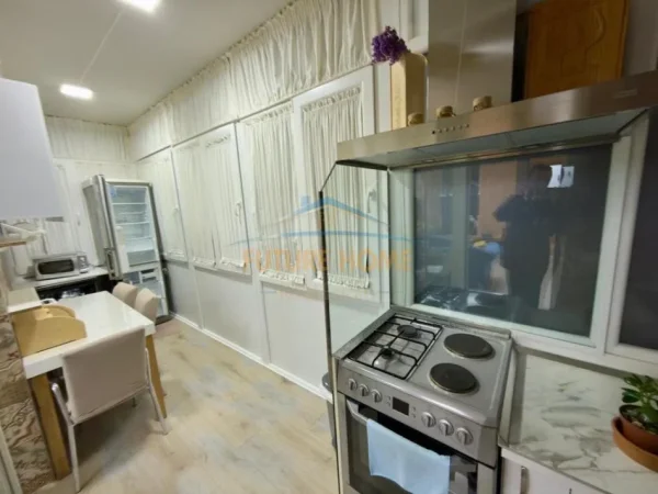 Tirane, jepet me qera apartament 3+1 Kati 5, 126 m² 1.350 € (Kompleksin FZ)