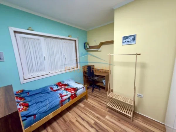 Tirane, jepet me qera apartament 3+1 Kati 5, 126 m² 1.350 € (Kompleksin FZ)