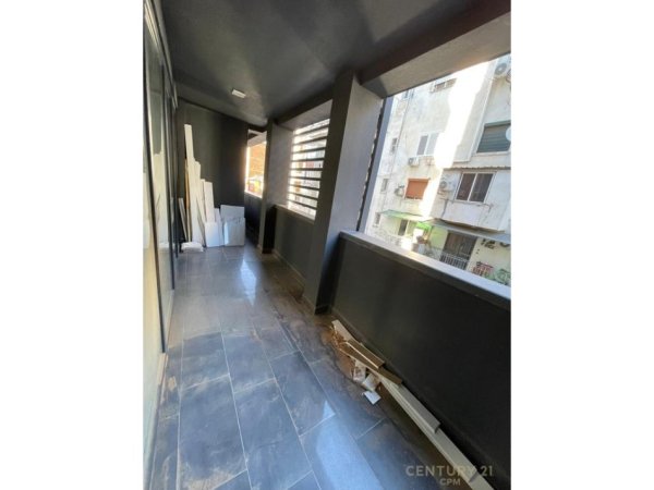 Tirane, jepet me qera apartament 2+1 Kati 1, 147 m² 1.500 € (Kafe Roma)