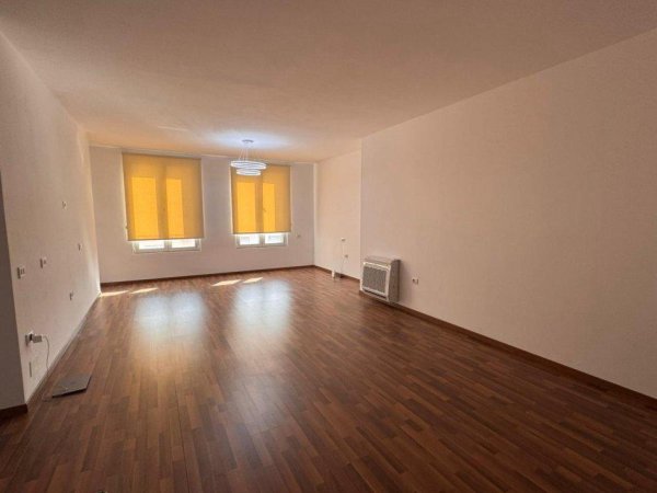 Tirane, jepet me qera zyre Kati 4, 56 m² 750 € (RTSH)