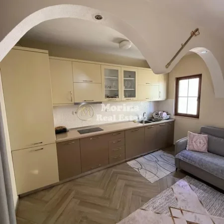 Tirane, jepet me qera apartament 2+1 Kati 1, 150 m² 800 € (Rruga 5 Maji)