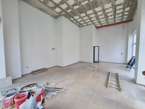 Tirane, jepet me qera ambjent biznesi Kati 0, 75 m² 1.200 € (Bulevardi i Ri/Rezidenca AVID)