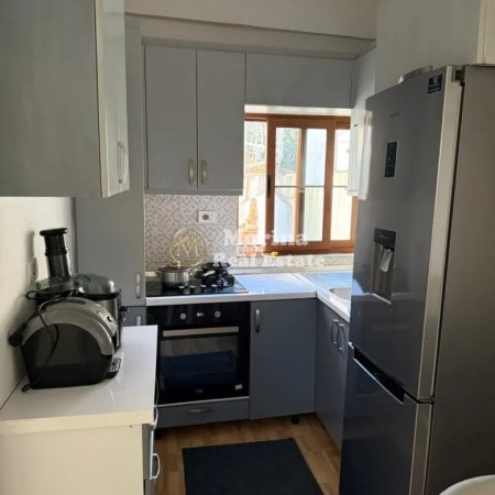 Tirane, jepet me qera apartament 1+1 Kati 1, 75 m² 400 € (Rruga 5 Maji)