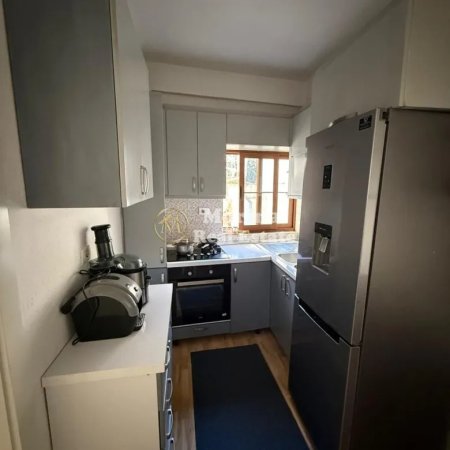 Tirane, jepet me qera apartament 1+1 Kati 1, 75 m² 400 € (Rruga 5 Maji)