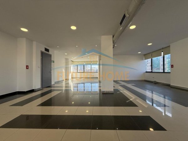 Tirane, jepet me qera ambjent biznesi Kati 4, 265 m² 2.500 € 