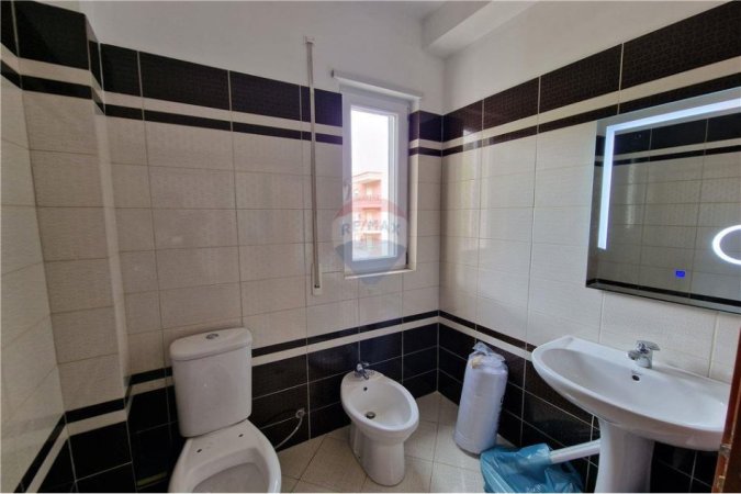 Vlore - Lungomare, jepet me qera apartament 1+1 Kati 2, 71 m² 400 € (Pranë Hotel Donatello, Ujë i Ftohtë, Vlorë)