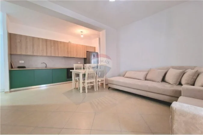 Vlore - Lungomare, jepet me qera apartament 1+1 Kati 2, 71 m² 400 € (Pranë Hotel Donatello, Ujë i Ftohtë, Vlorë)