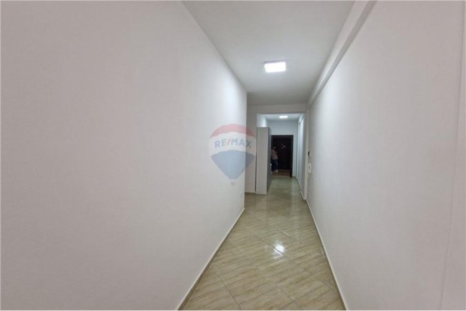 Vlore - Lungomare, jepet me qera 1+1 Kati 4, 78 m² 350 € (Rruga Dhimiter Konomi, 7 PALLATET, VLORË)