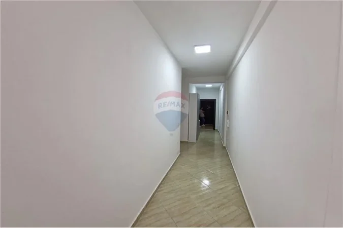 Vlore - Lungomare, jepet me qera 1+1 Kati 4, 78 m² 350 € (Rruga Dhimiter Konomi, 7 PALLATET, VLORË)