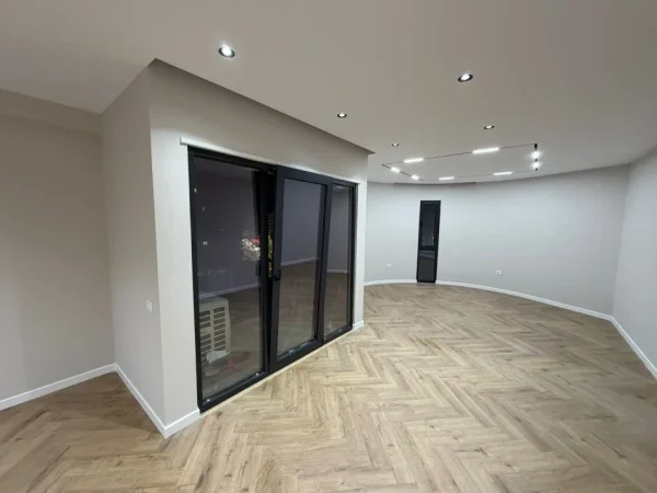 Tirane, jepet me qera zyre Kati 6, 128 m² 1.000 € (Astir/Oasis Rezidence)