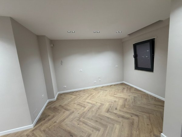 Tirane, jepet me qera zyre Kati 6, 128 m² 1.000 € (Astir/Oasis Rezidence)