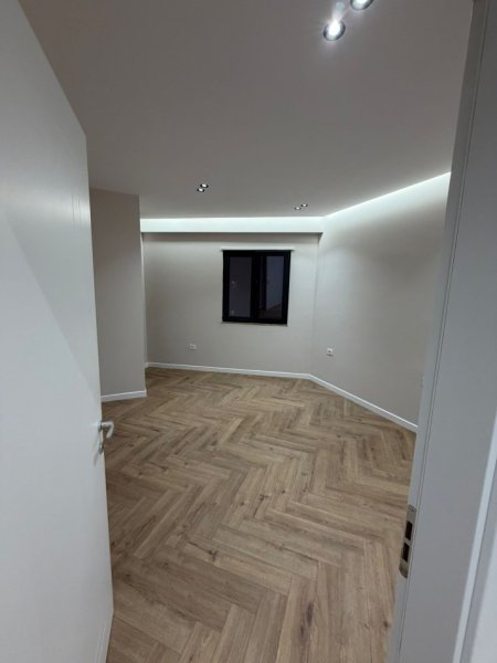 Tirane, jepet me qera zyre Kati 6, 128 m² 1.000 € (Astir/Oasis Rezidence)