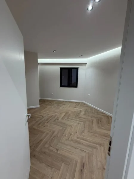 Tirane, jepet me qera zyre Kati 6, 128 m² 1.000 € (Astir/Oasis Rezidence)