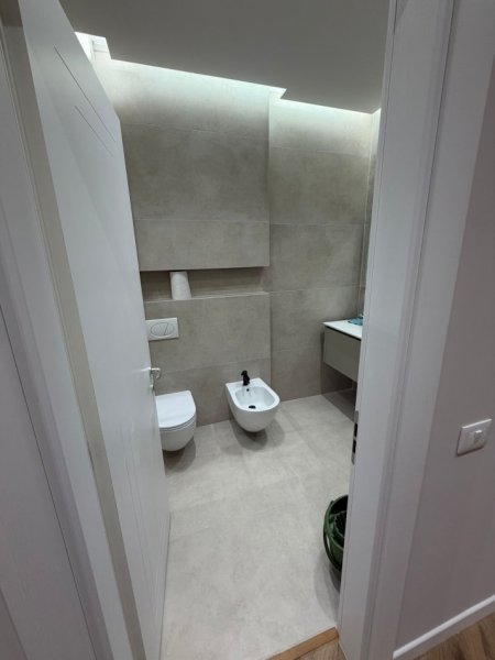 Tirane, jepet me qera zyre Kati 6, 128 m² 1.000 € (Astir/Oasis Rezidence)