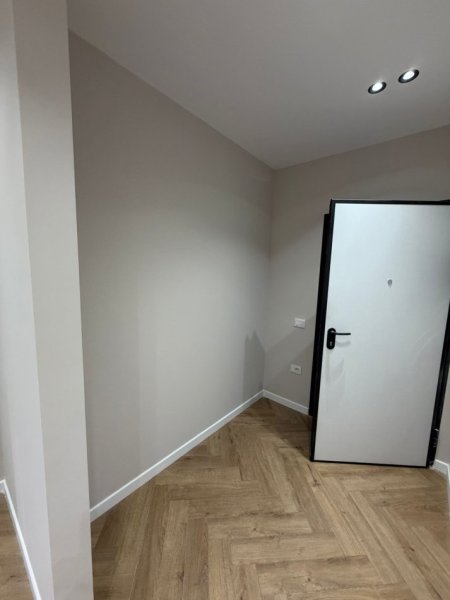 Tirane, jepet me qera zyre Kati 6, 128 m² 1.000 € (Astir/Oasis Rezidence)