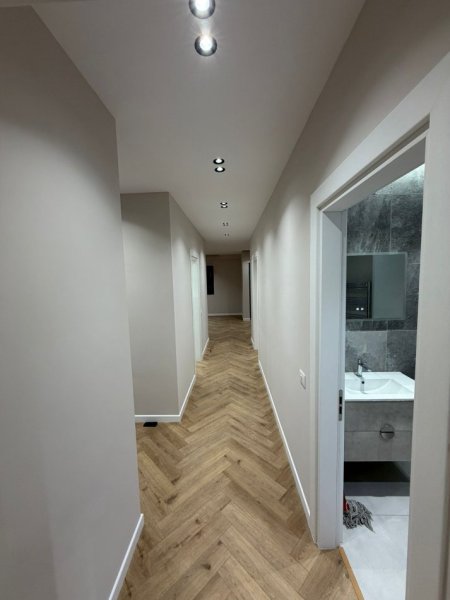 Tirane, jepet me qera zyre Kati 6, 128 m² 1.000 € (Astir/Oasis Rezidence)