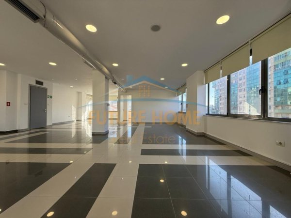 Tirane, jepet me qera ambjent biznesi Kati 4, 265 m² 2.500 € (Zogu i Zi)