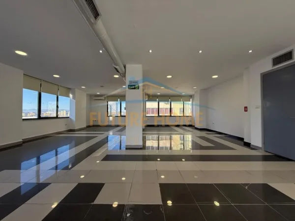 Tirane, jepet me qera ambjent biznesi Kati 4, 265 m² 2.500 € (Zogu i Zi)